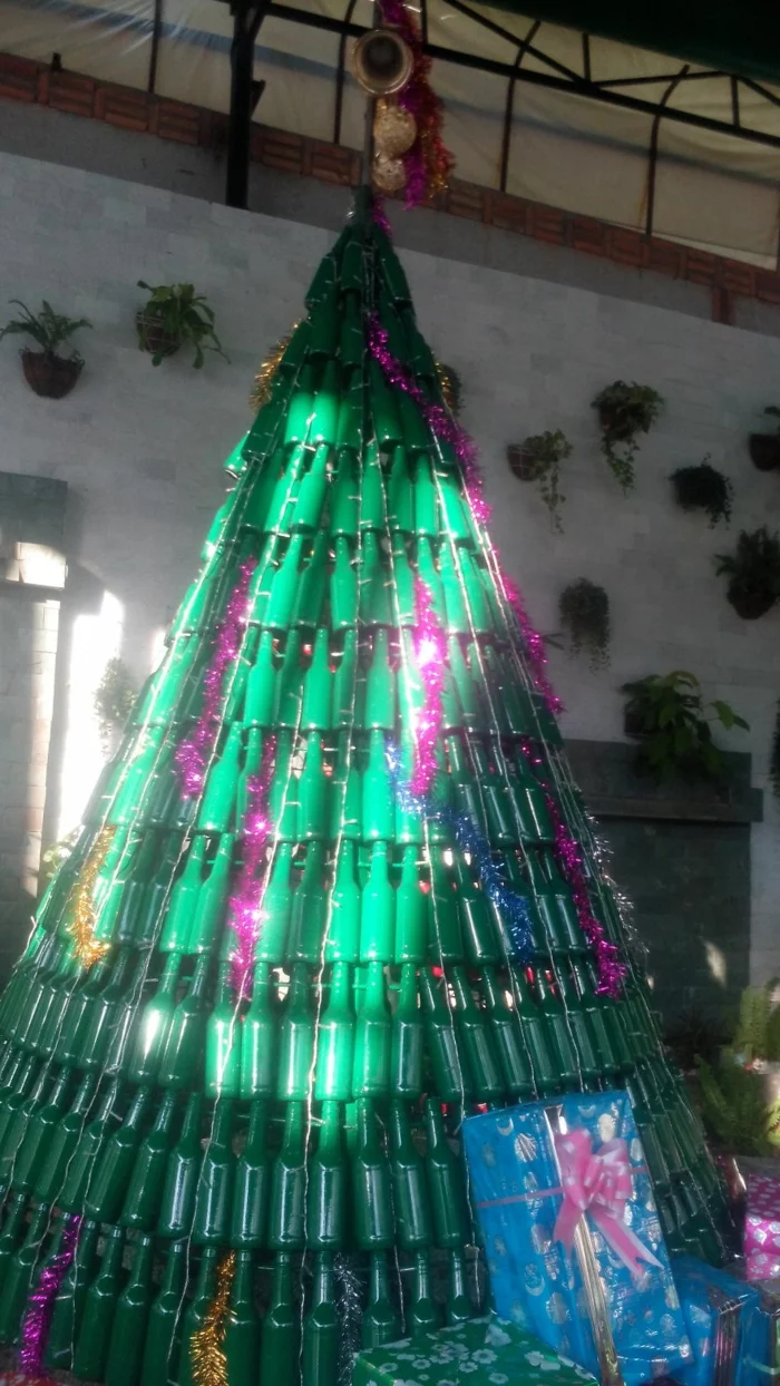 Weihnachtsbasteln Tannenbaum basteln Weihnachtsbaum aus Flaschen