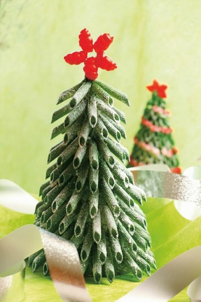 Weihnachtsbasteln Tannenbaum basteln Weihnachtsbaum aus grünen Nudeln