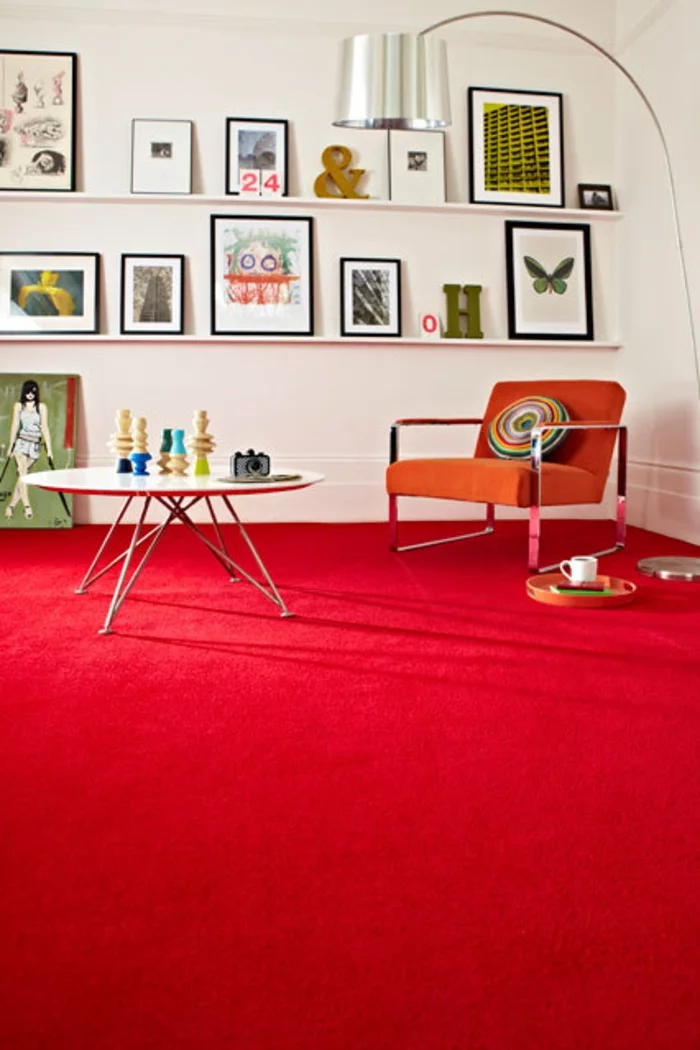 Wohnraum Gestaltungsideen modernes Wohnzimmer Teppichboden rot
