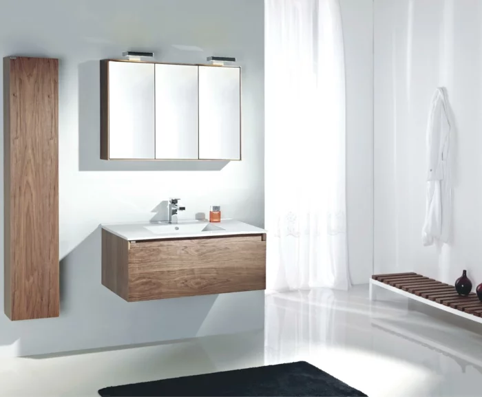 badeinrichtung stauraum badmöbel spiegel grauer teppich