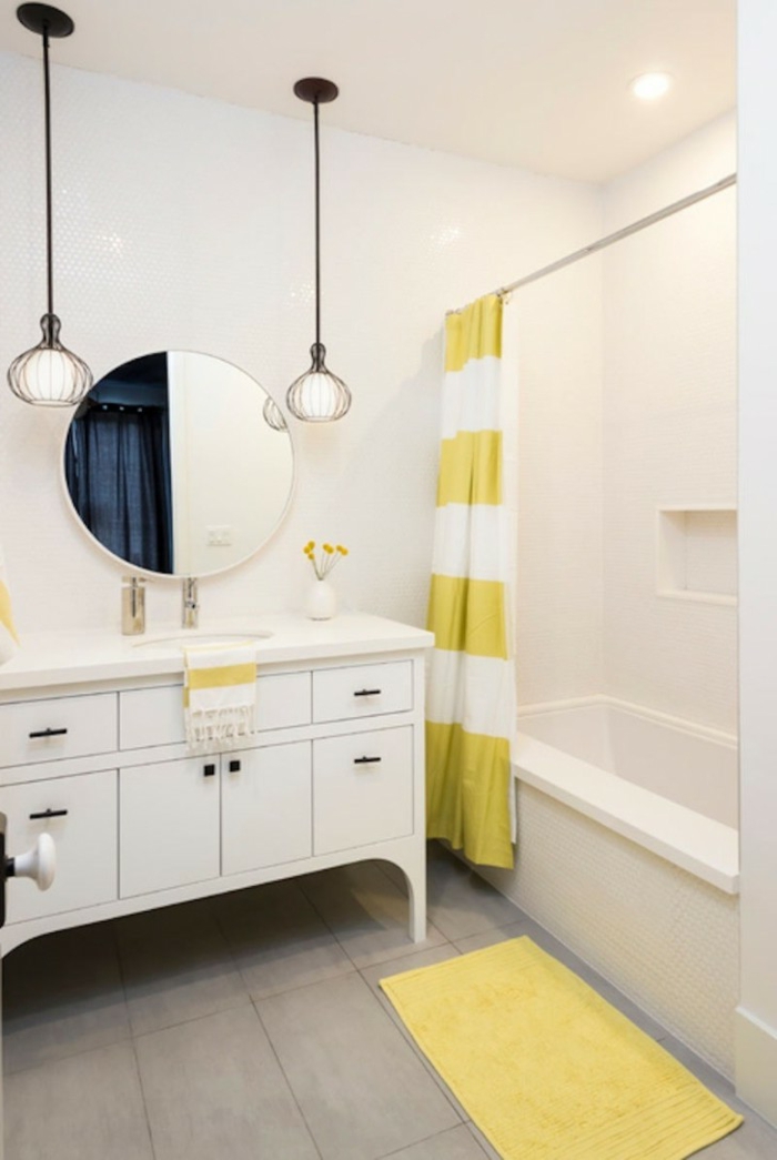 badezimmer gestalten badspiegel gelber teppichläufer pendelleuchten badvorhang badewanne