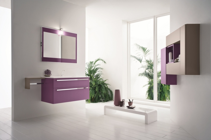 badezimmer gestalten lila schränke pflanzen badspiegel weiße wände
