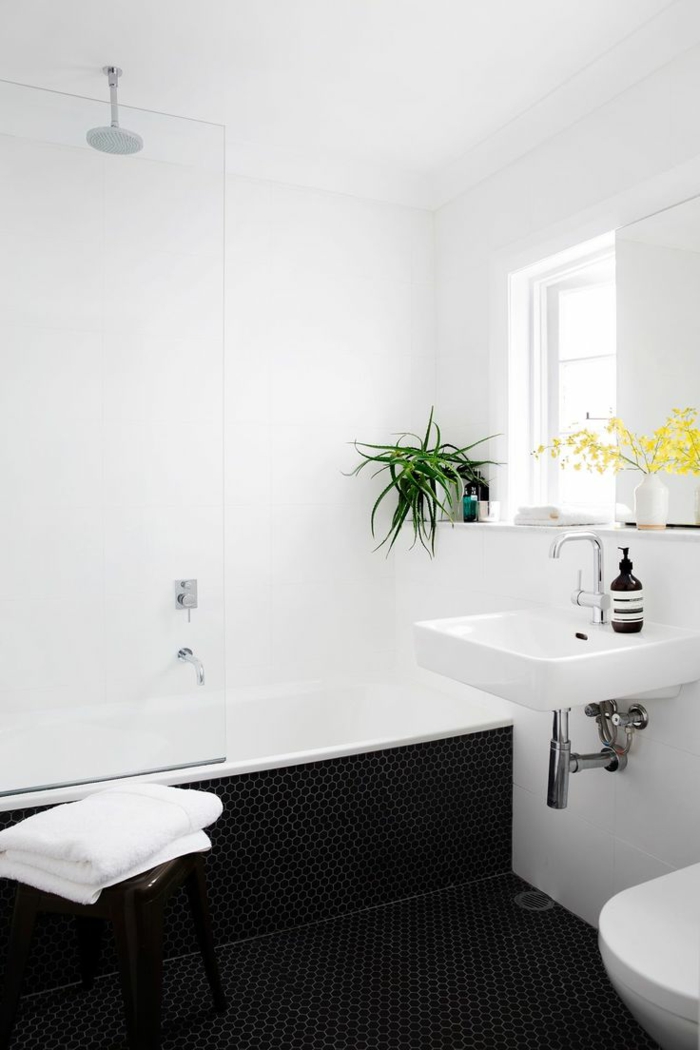 badezimmer gestalten pflanzen weißes badezimmer dunkle mosaikfliesen