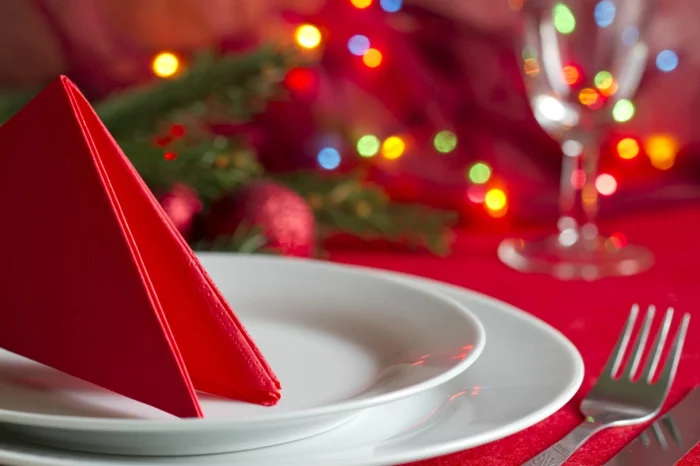 einfache weihnachtliche Tischdeko Ideen rote Tischdecke Stoffservietten