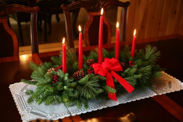 weihnachtliche Tischdeko Ideen rote Kerzen Tannengrün rote Schleife