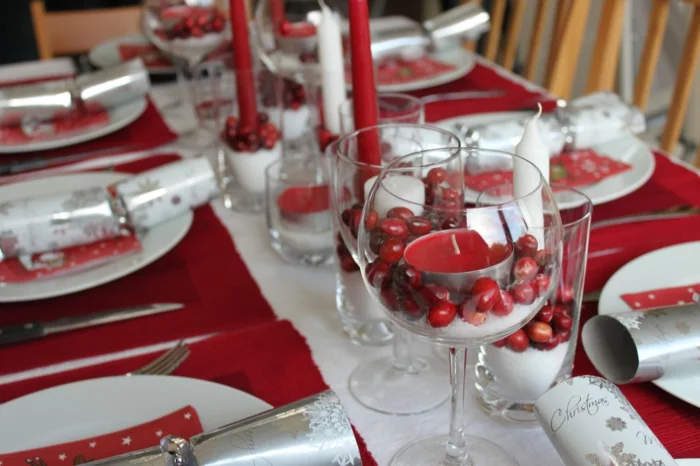 einfache Tischdeko zu Weihnachten rote weiße Kerzen Servietten