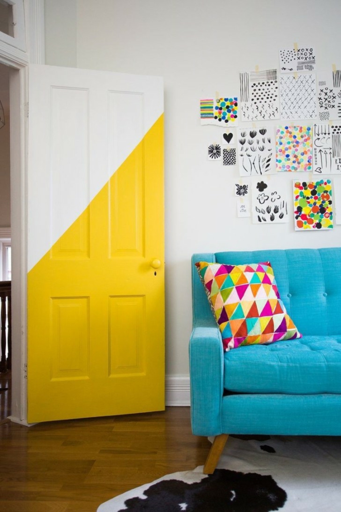 einrichtungsideen gelbe tür blaues sofa teppich weiße wandfarbe