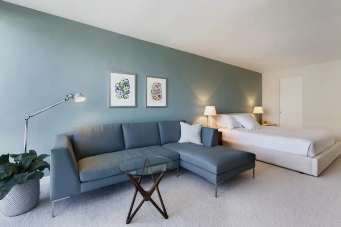 farbgestaltung schlafzimmer wandfarbe himmelblau weiß akzentwand wanddekoration