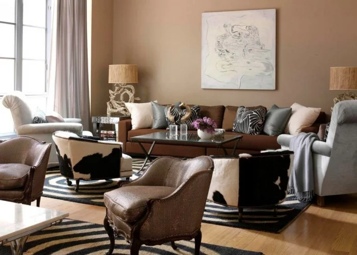 farbgestaltung wohnzimmer beige wandfarbe braunes sofa zebra teppichmuster