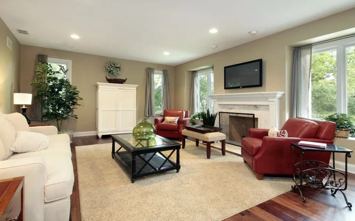 farbgestaltung wohnzimmer beige wände rote sessel weißes sofa