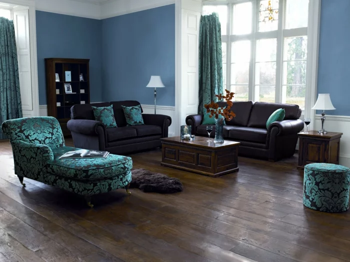 farbgestaltung wohnzimmer blaue wandfarbe blumenmuster ledersofa