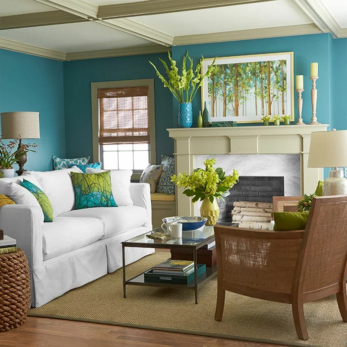 farbgestaltung wohnzimmer blaue wände weißes sofa sisalteppich