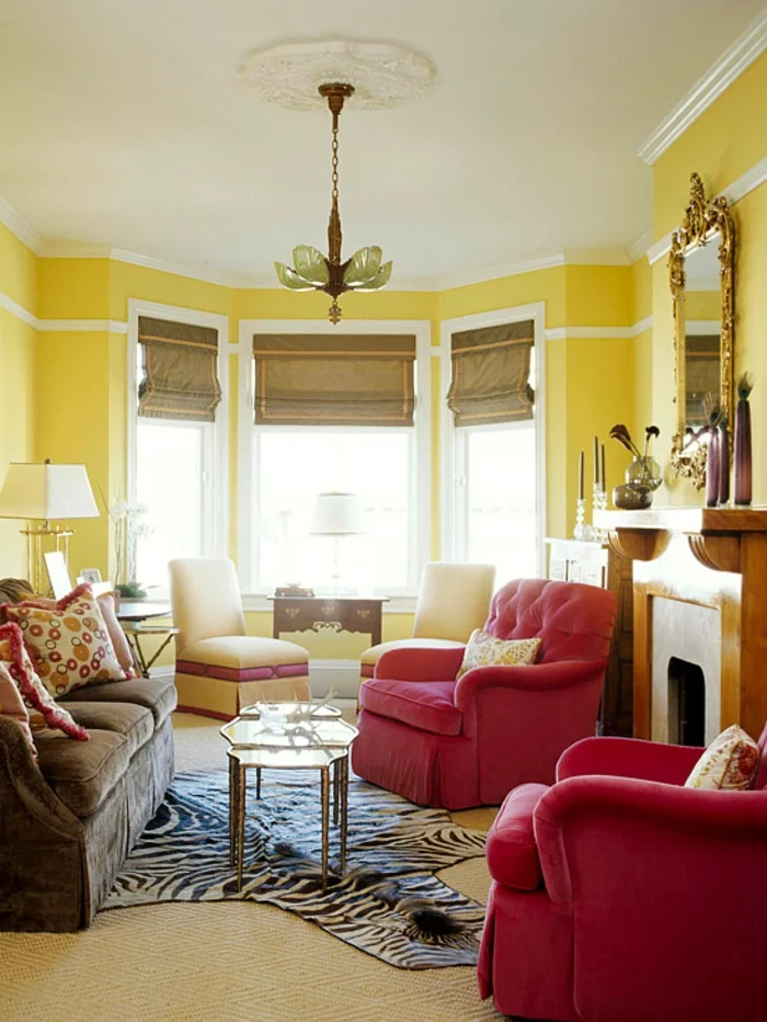 farbgestaltung wohnzimmer gelbe wandfarbe zebra teppich rote sessel