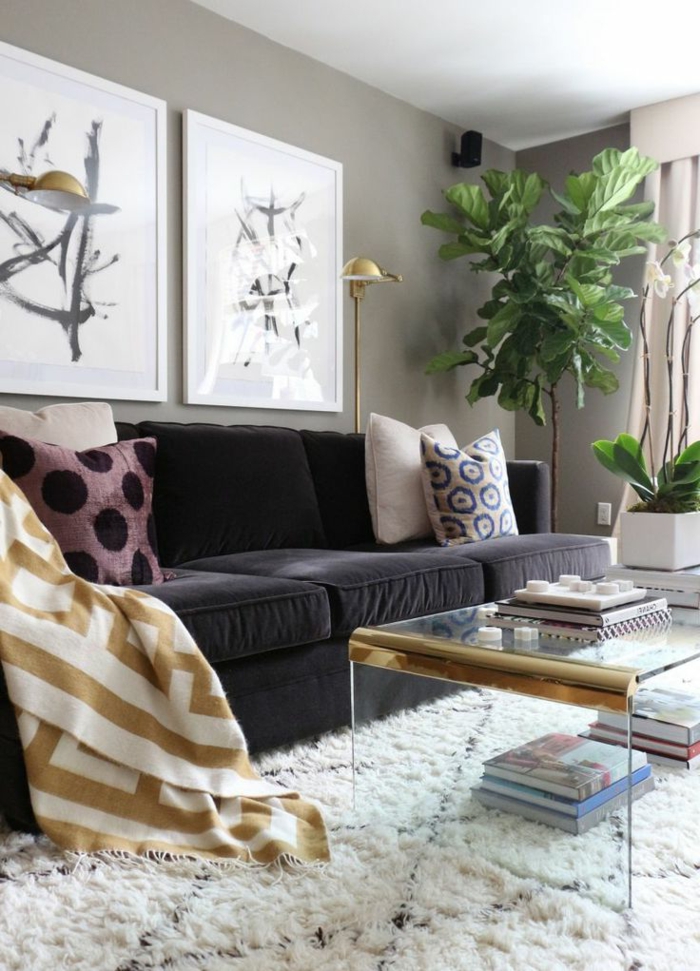 farbgestaltung wohnzimmer graue wände weißer teppich schwarzes sofa pflanze