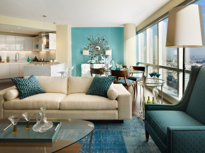 farbgestaltung wohnzimmer grüne akzentwand teppich glastisch offener wohnplan