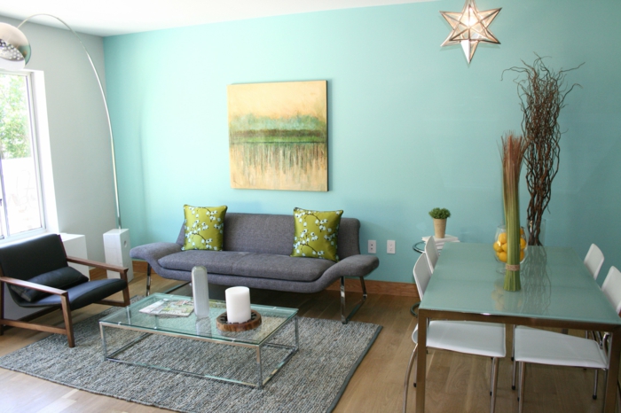 farbgestaltung wohnzimmer grüne wandfarbe teppich bogenlampe