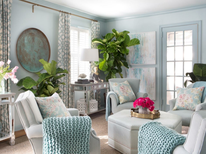 farbgestaltung wohnzimmer hellblaue wandfarbe pflanzen gardinenmuster