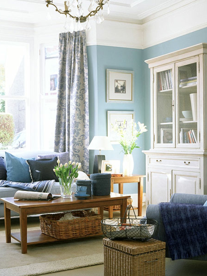 farbgestaltung wohnzimmer hellblaue wände pflanzen blickdichte gardinen