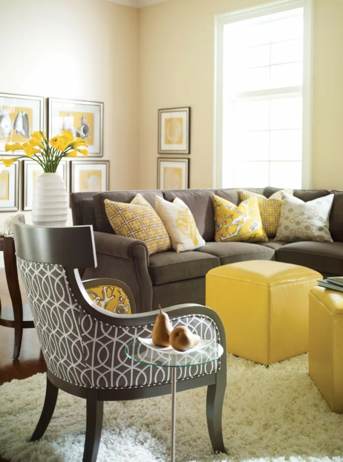 farbgestaltung wohnzimmer helle wände gelbe hocker dunkles sofa