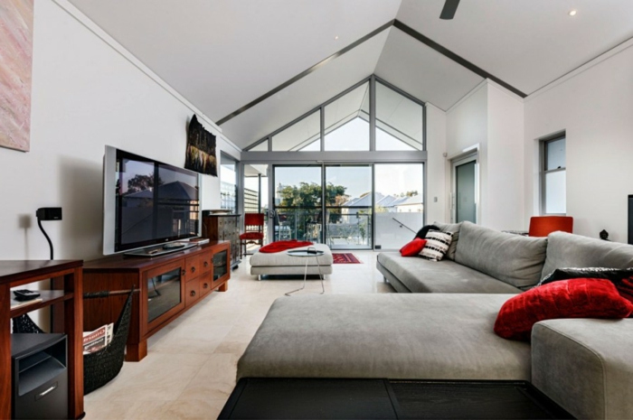 farbgestaltung wohnzimmer helle wände schickes graues sofa rote akzente