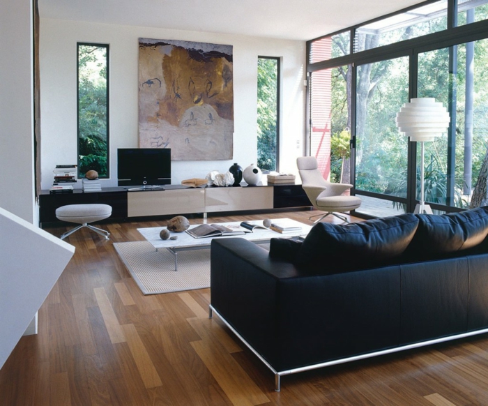 farbgestaltung wohnzimmer helle wände schwarzes sofa sideboard weißer teppich