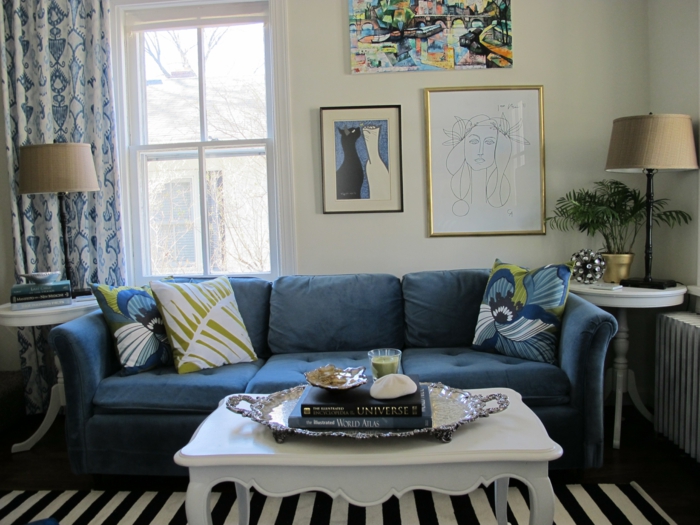 farbgestaltung wohnzimmer helle wände streifenteppich blaues sofa