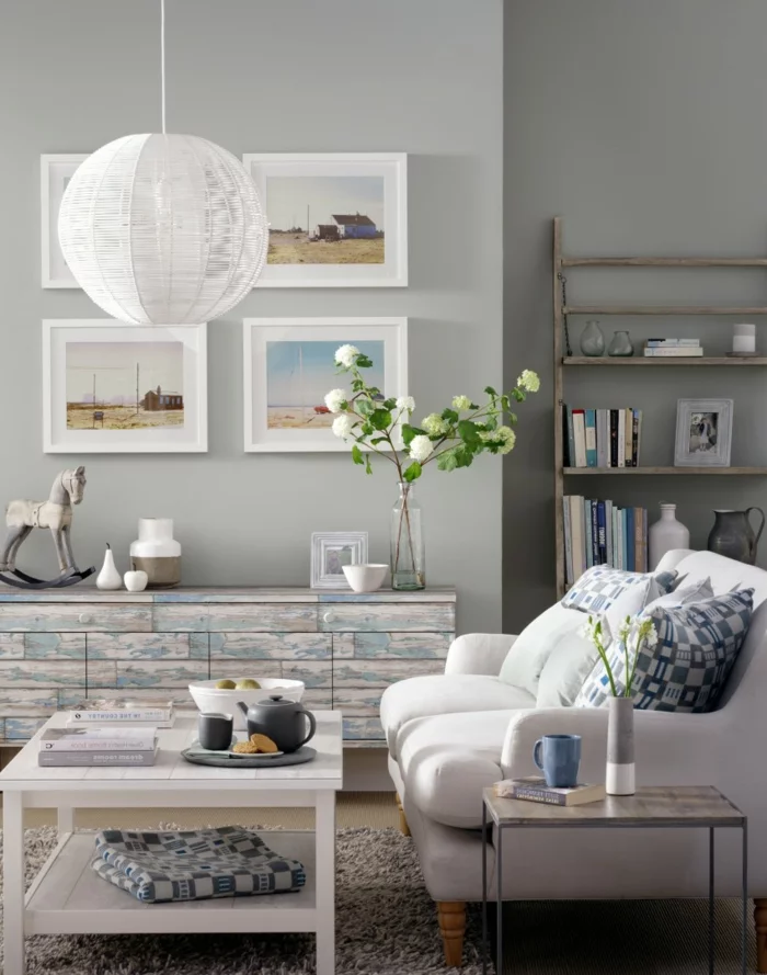 farbgestaltung wohnzimmer hellgraue wände vintage kommode weißes sofa