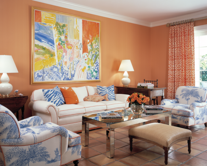 farbgestaltung wohnzimmer orange wände gemälde lange gardinen stoffmuster