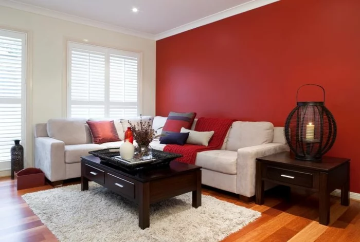 farbgestaltung wohnzimmer rote akzentwand weißer teppich