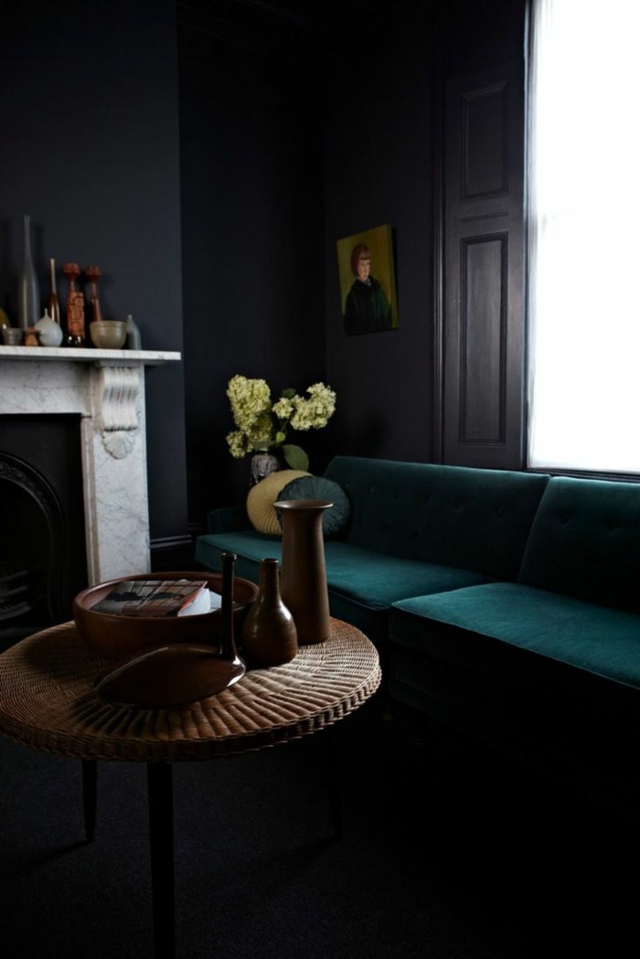 farbgestaltung wohnzimmer schwarze wände dunkelgrünes sofa runder couchtisch
