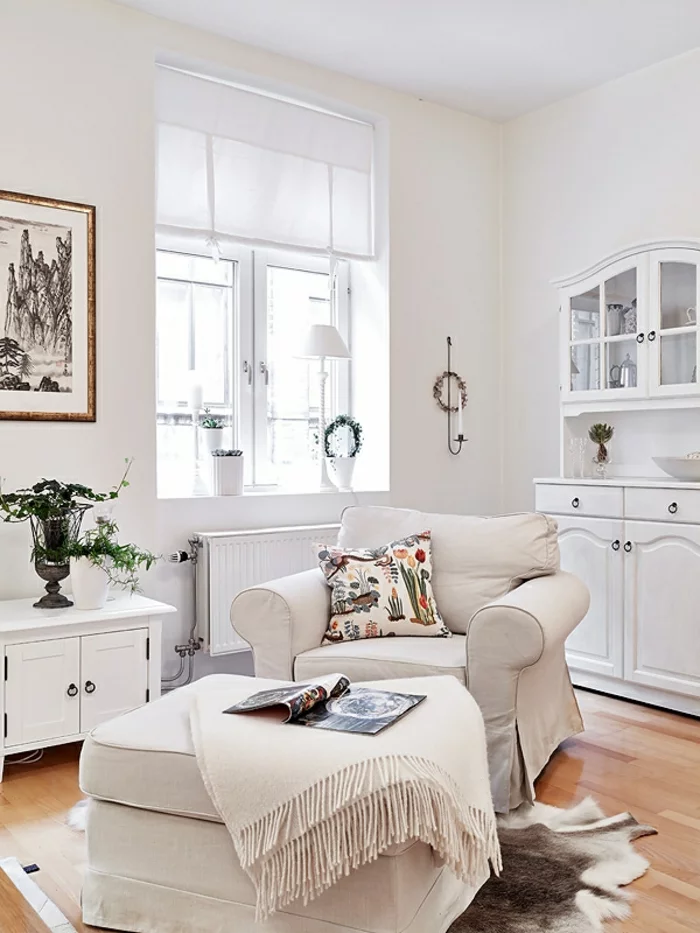 farbgestaltung wohnzimmer weiße wände fellteppich helle möbel