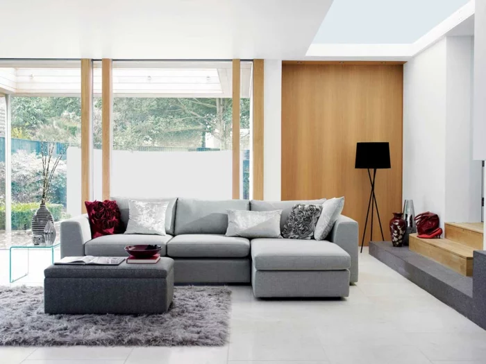 farbgestaltung wohnzimmer weiße wände grauer teppich panoramafenster