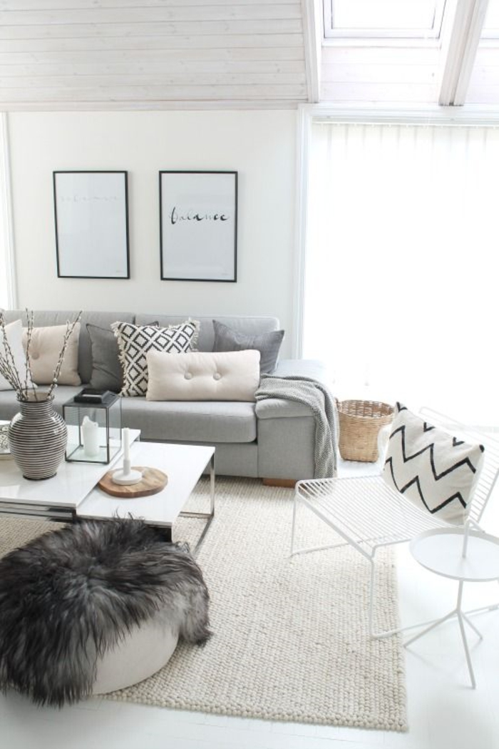 farbgestaltung wohnzimmer weiße wände hellgraues sofa heller teppich