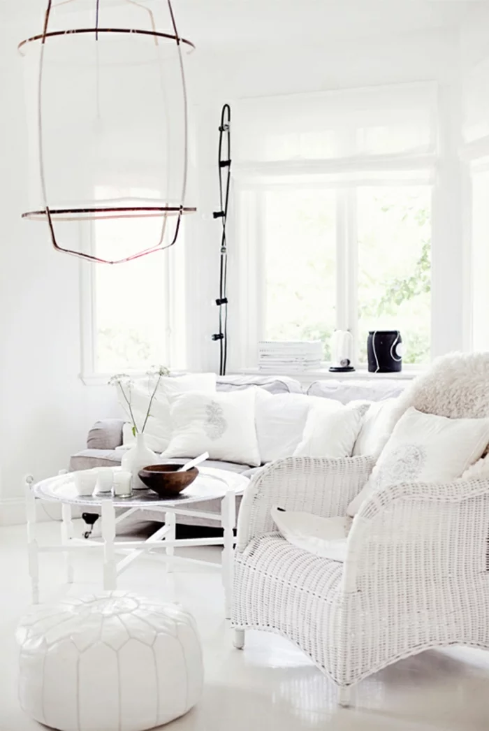 farbgestaltung wohnzimmer weiße wände weiße möbel ausgefallener leuchter