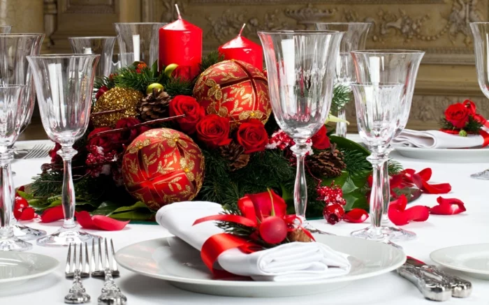 festliche Tischdeko zu Weihnachten Adventskranz weiße Stoffservietten rote Schleifen