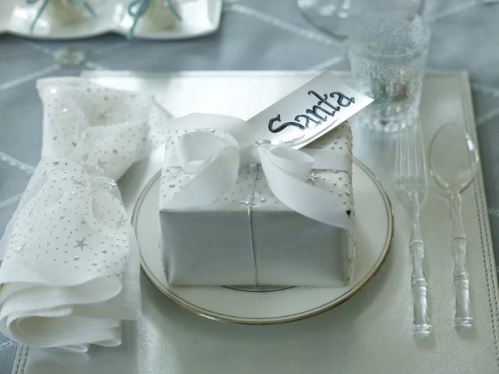 weihnachtliche Tischdeko weiße Geschenkverpackungen