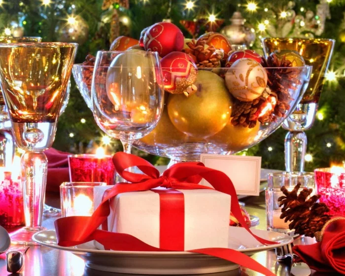 festliche Tischdeko zu Weihnachten Schale mit Weihnachtskugeln Geschenke 