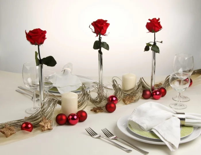 festliche Tischdeko zu Weihnachten Weihnachtskugeln rote Rosen