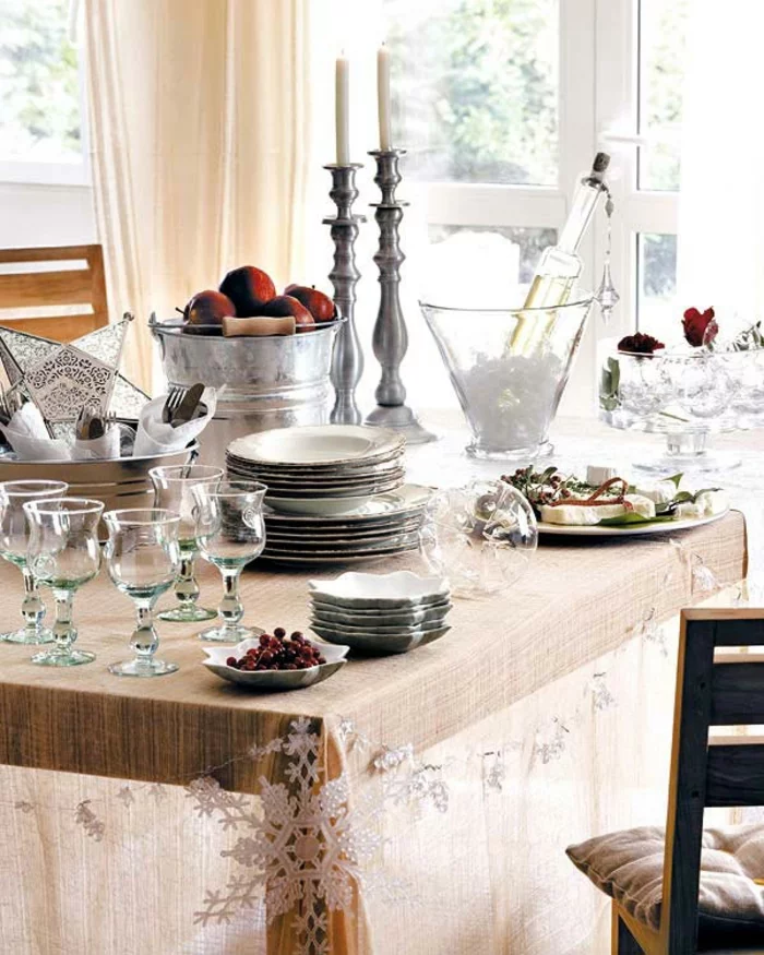 festliche Tischdeko zu Weihnachten Kerzenständer Geschirr Gläser