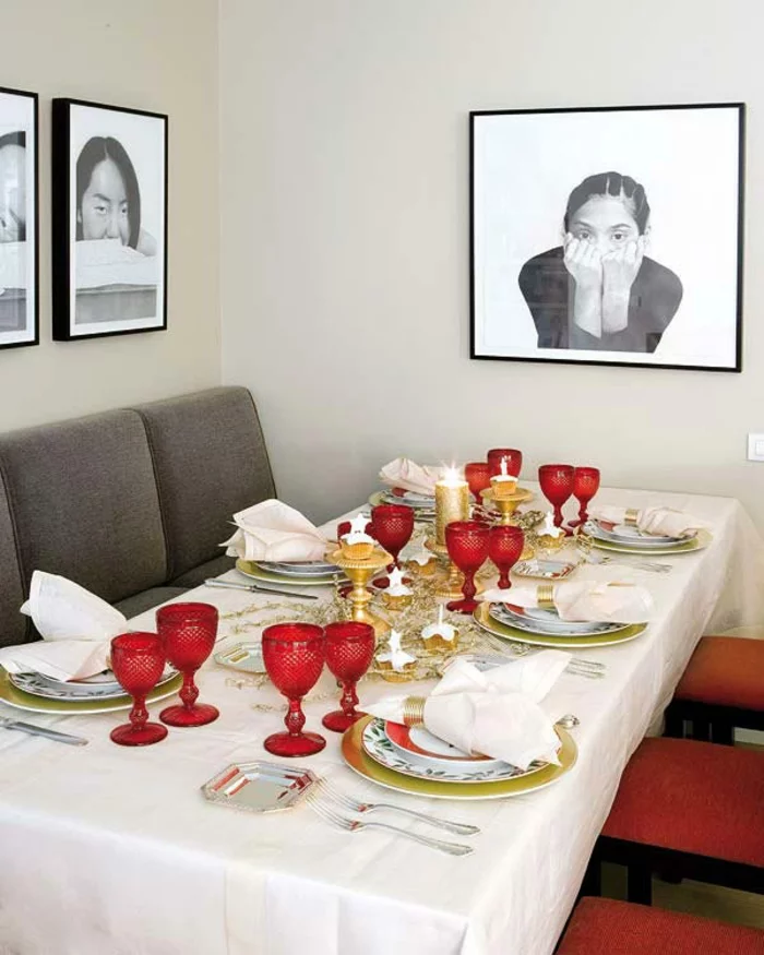 festliche Tischdeko zu Weihnachten basteln rote Weingläser goldene Tellerränder