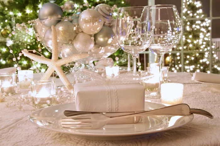 festliche Tischdeko zu Weihnachten glänzende Effekte Weihnachtskugeln silber