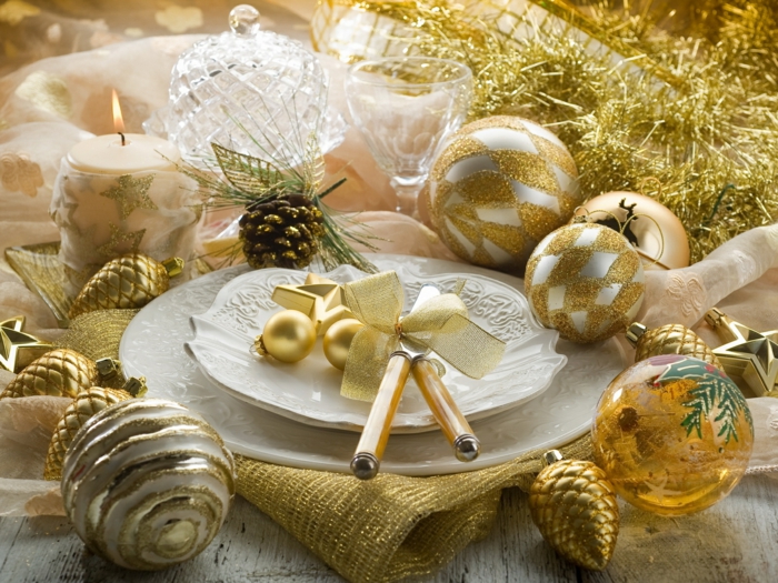 festliche Tischdeko Weihnachten glänzende Effekte goldene Kugeln Girlanden