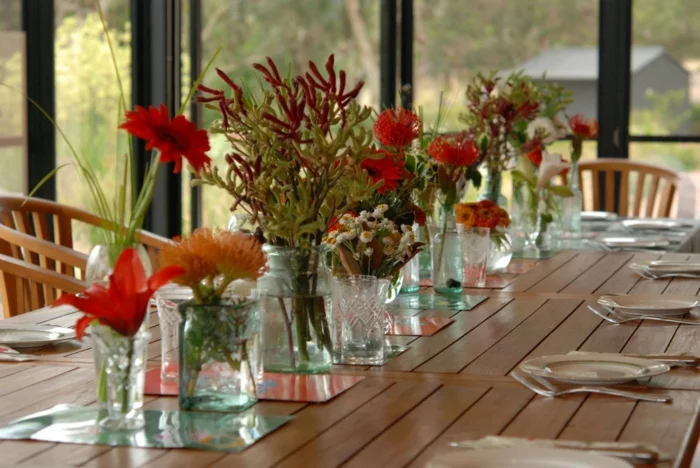 festliche Tischdeko zu Weihnachten mit Blumen