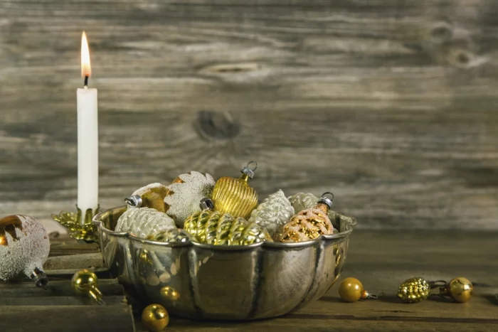 festliche Tischdeko zu Weihnachten mit Christbaumschmuck