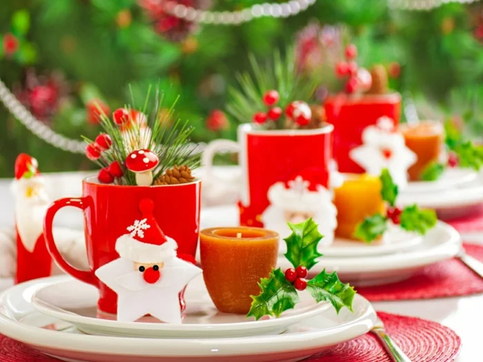 festliche Tischdeko zu Weihnachten rote Tassen Kerzen