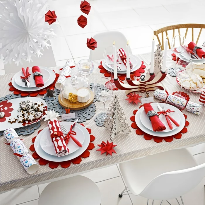 festliche Tischdeko zu Weihnachten schön gedeckter Tisch weiß rote Akzente