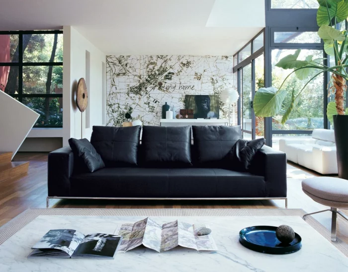 haus renovieren wandgestaltung ideen wohnzimmer tapete weltmappe schwarzes sofa