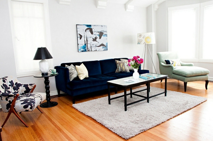 haus renovieren wohnzimer einrichten ideen teppich dunkelblaues sofa