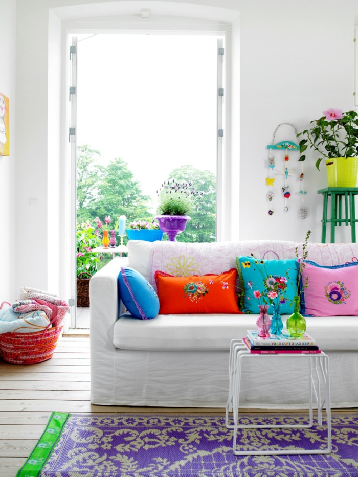 haus renovieren wohnzimmer farbiger teppich frische dekokissen weißes sofa