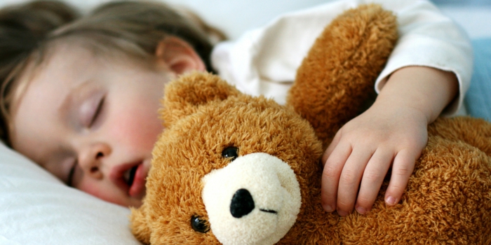 kinderzimmer einrichten babybett junge schläft